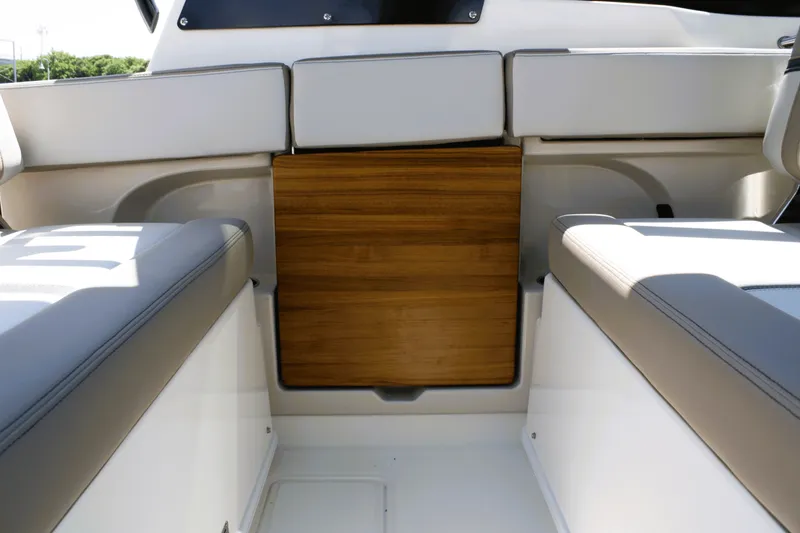 Slide: The Image of Boston Whaler 330 Vantage 2026 - 35