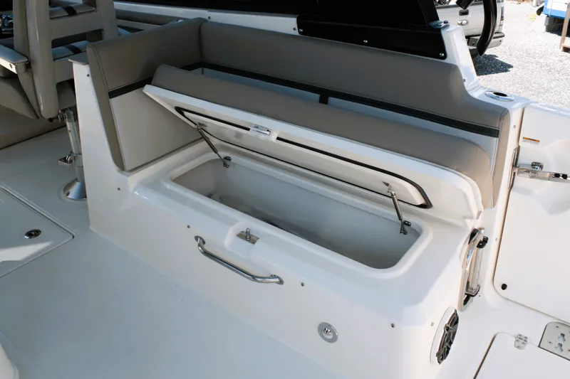 Slide: The Image of Boston Whaler 330 Vantage 2026 - 37