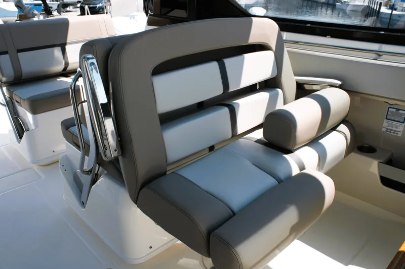 Slide: The Image of Boston Whaler 330 Vantage 2026 - 38