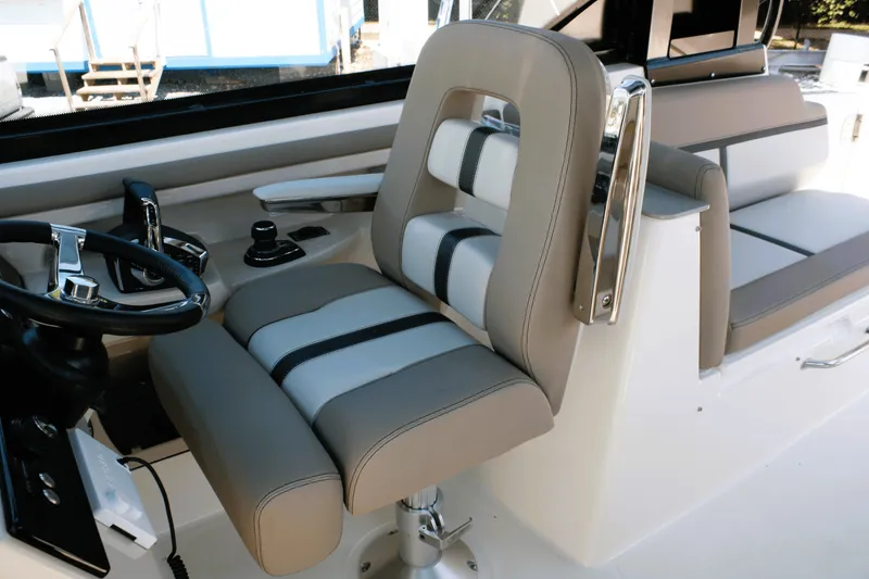 Slide: The Image of Boston Whaler 330 Vantage 2026 - 39