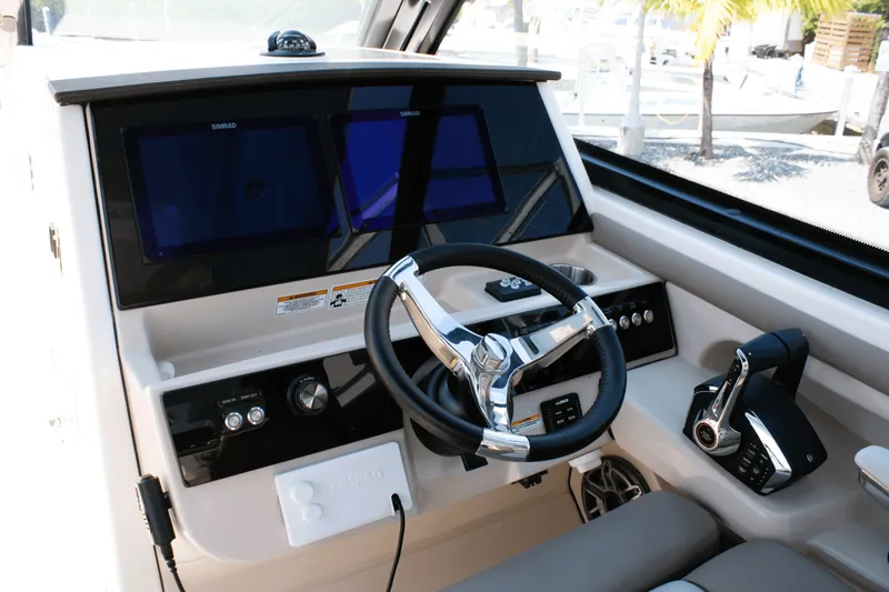 Slide: The Image of Boston Whaler 330 Vantage 2026 - 40