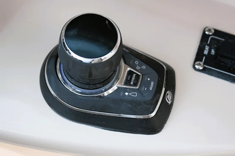 Slide: The Image of Boston Whaler 330 Vantage 2026 - 41