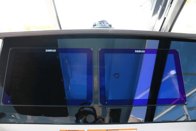 Slide: The Image of Boston Whaler 330 Vantage 2026 - 43