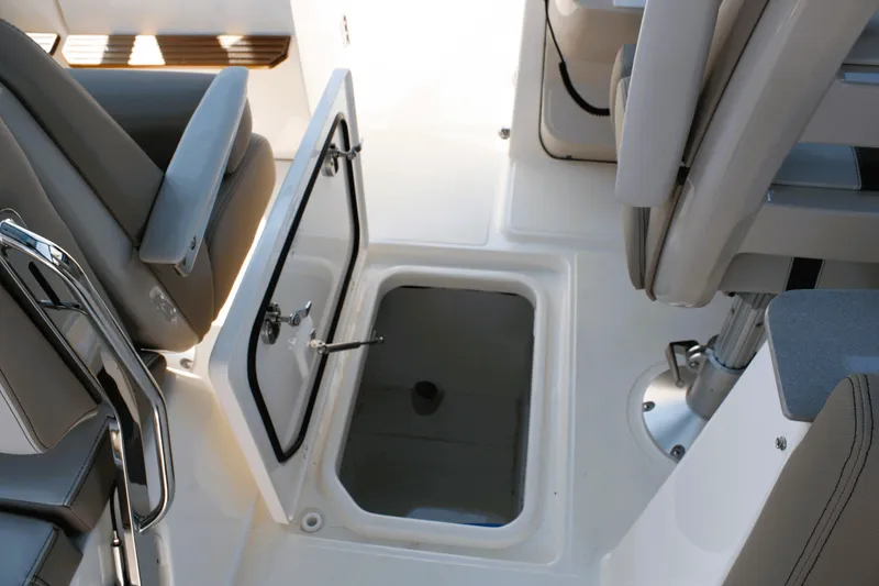 Slide: The Image of Boston Whaler 330 Vantage 2026 - 46