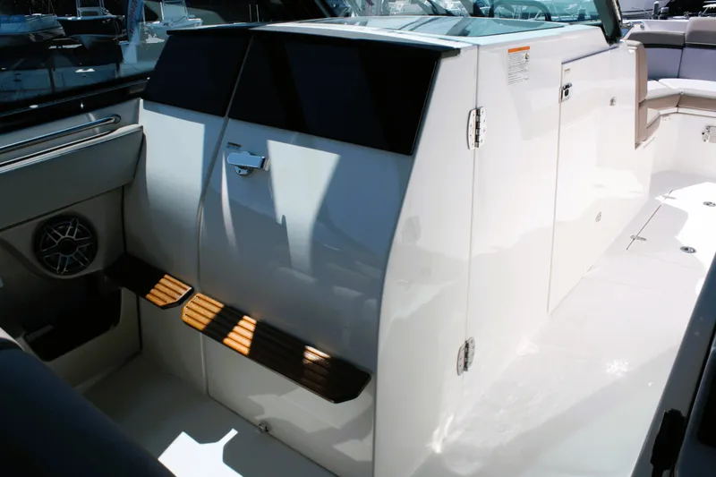 Slide: The Image of Boston Whaler 330 Vantage 2026 - 47