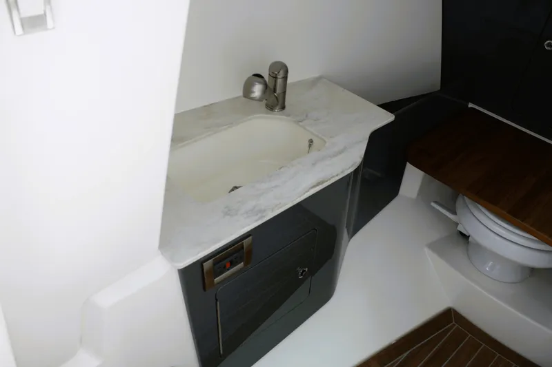 Slide: The Image of Boston Whaler 330 Vantage 2026 - 48