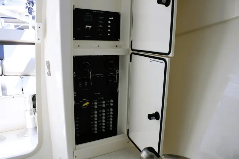 Slide: The Image of Boston Whaler 330 Vantage 2026 - 52