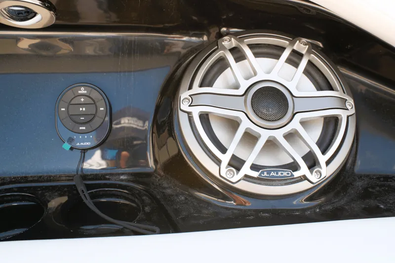 Slide: The Image of Boston Whaler 330 Vantage 2026 - 60