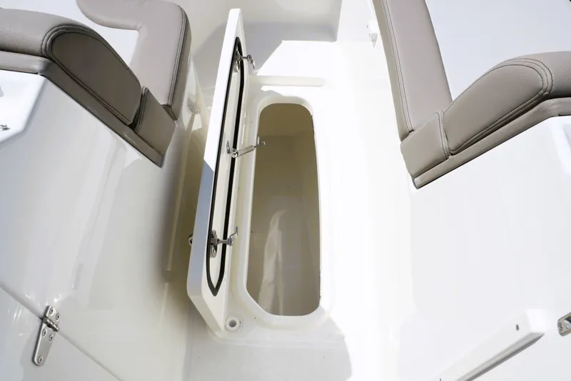 Slide: The Image of Boston Whaler 330 Vantage 2026 - 61