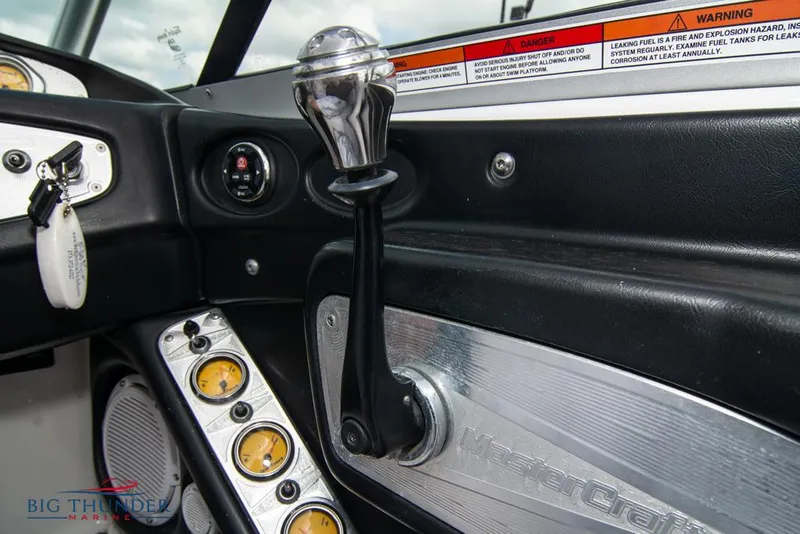 Slide: The Image of 2005 MasterCraft X45 boat control panel and throttle lever. - 32