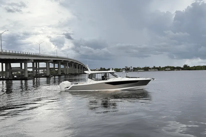 The Image of Boston Whaler 405 Conquest 2025 - 0