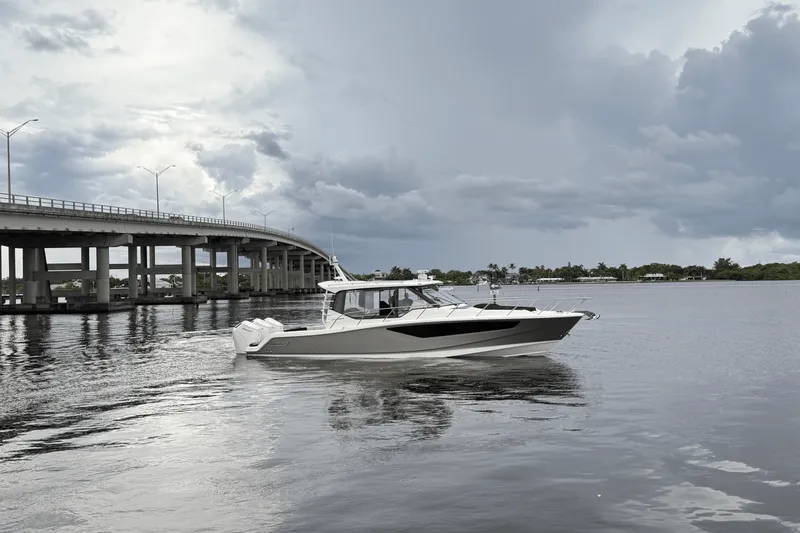 Slide: The Image of Boston Whaler 405 Conquest 2025 - 1