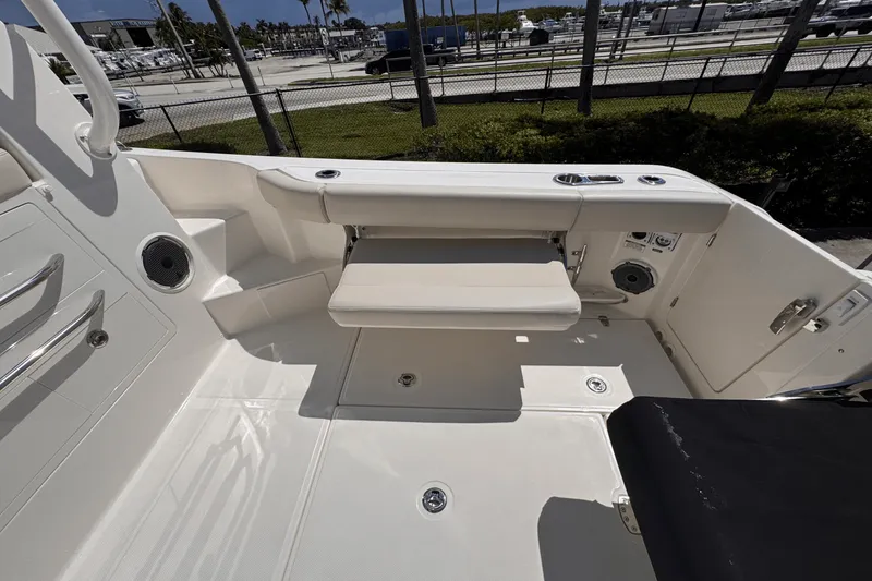 Slide: The Image of Boston Whaler 405 Conquest 2025 - 10