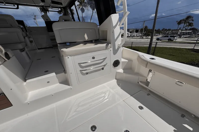 Slide: The Image of Boston Whaler 405 Conquest 2025 - 11