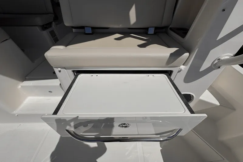 Slide: The Image of Boston Whaler 405 Conquest 2025 - 12