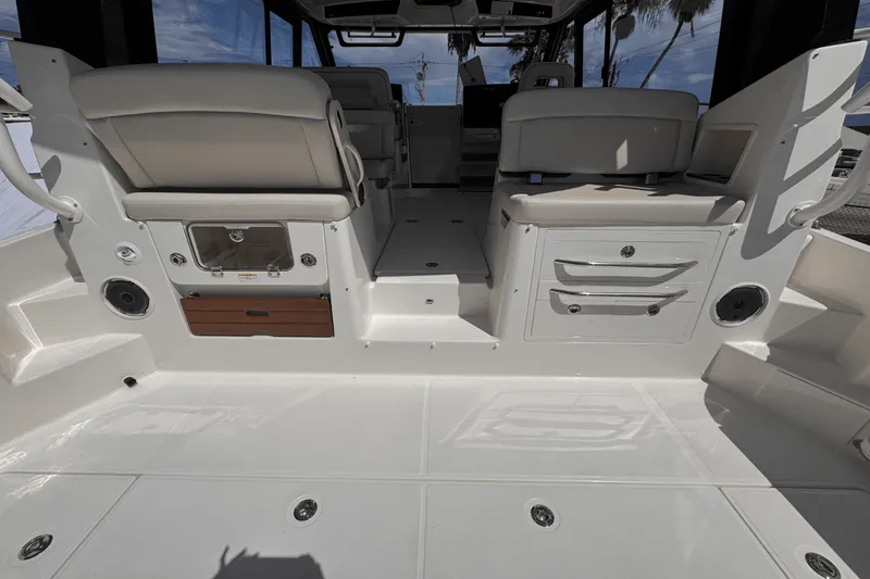 Slide: The Image of Boston Whaler 405 Conquest 2025 - 13