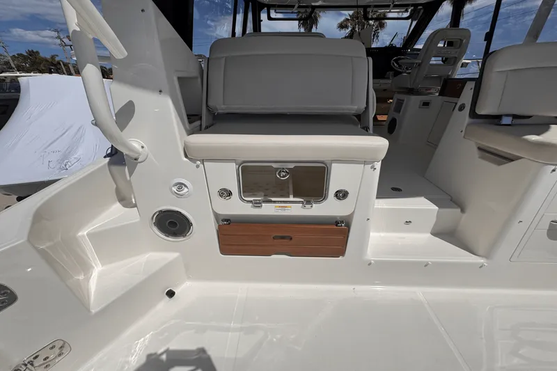 Slide: The Image of Boston Whaler 405 Conquest 2025 - 15