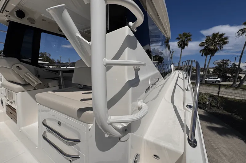 Slide: The Image of Boston Whaler 405 Conquest 2025 - 17