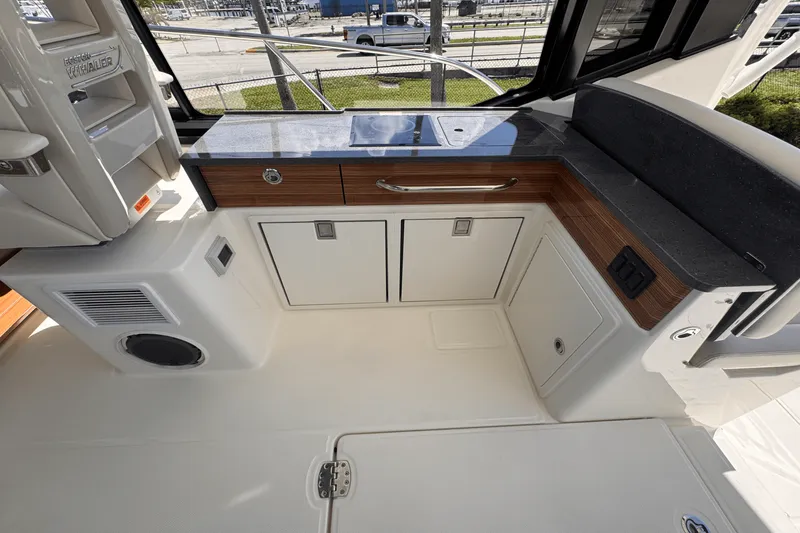 Slide: The Image of Boston Whaler 405 Conquest 2025 - 18