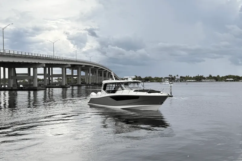 Slide: The Image of Boston Whaler 405 Conquest 2025 - 2