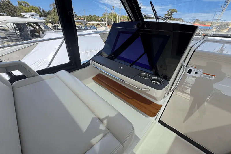 Slide: The Image of Boston Whaler 405 Conquest 2025 - 21