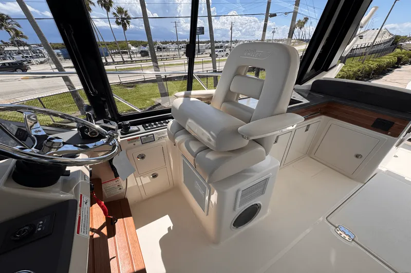 Slide: The Image of Boston Whaler 405 Conquest 2025 - 22