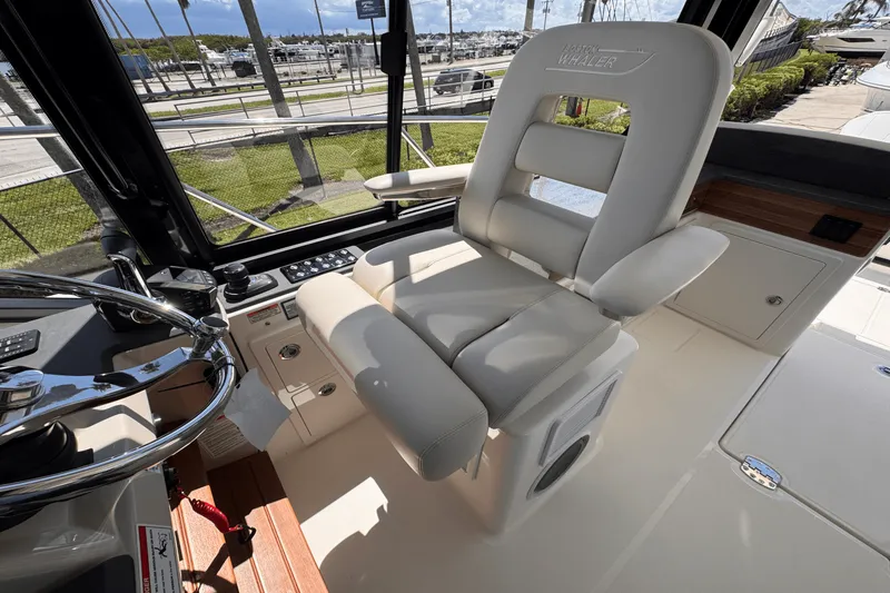 Slide: The Image of Boston Whaler 405 Conquest 2025 - 23