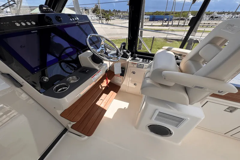 Slide: The Image of Boston Whaler 405 Conquest 2025 - 24