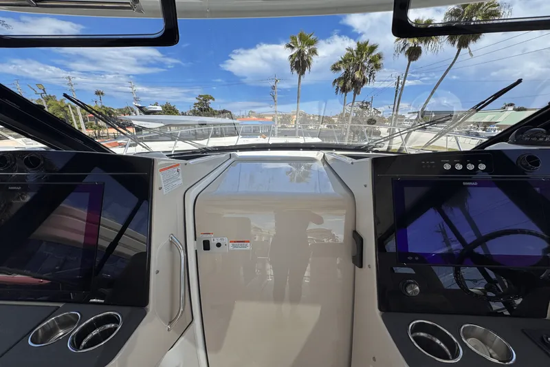 Slide: The Image of Boston Whaler 405 Conquest 2025 - 28