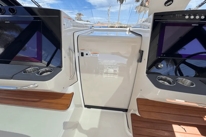 Slide: The Image of Boston Whaler 405 Conquest 2025 - 29