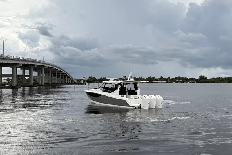 Slide: The Image of Boston Whaler 405 Conquest 2025 - 3