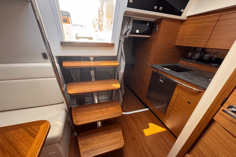 Slide: The Image of Boston Whaler 405 Conquest 2025 - 30