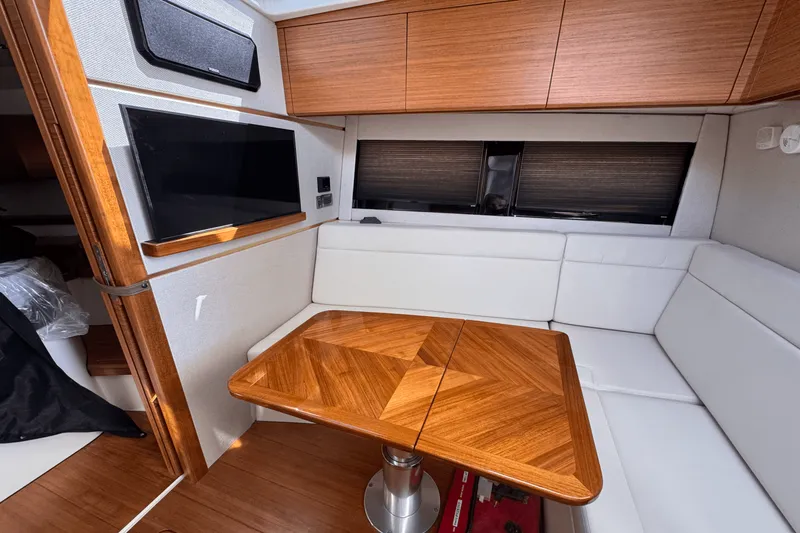 Slide: The Image of Boston Whaler 405 Conquest 2025 - 31