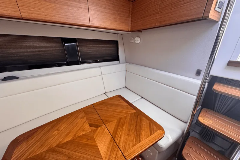 Slide: The Image of Boston Whaler 405 Conquest 2025 - 32