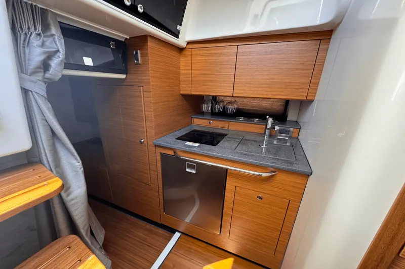 Slide: The Image of Boston Whaler 405 Conquest 2025 - 33