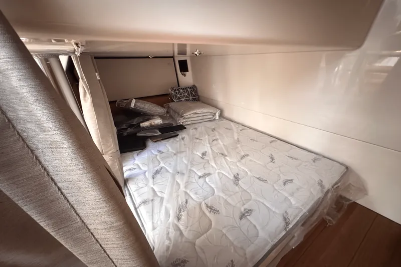 Slide: The Image of Boston Whaler 405 Conquest 2025 - 35