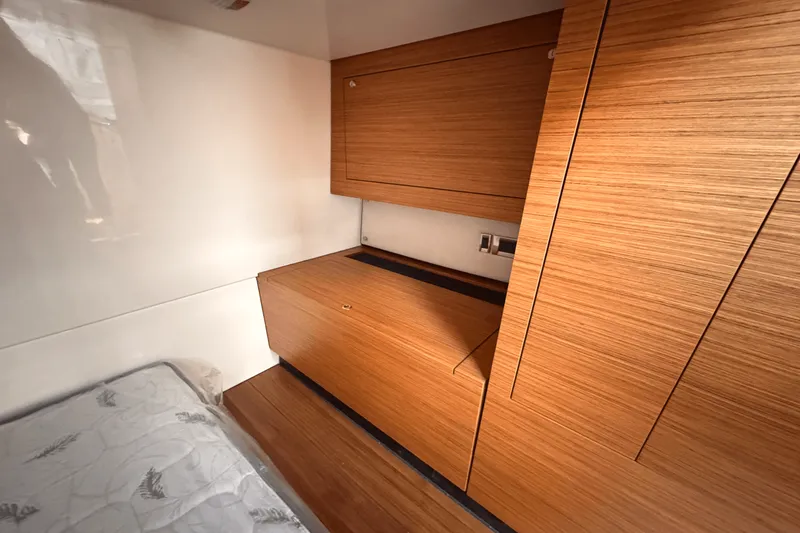 Slide: The Image of Boston Whaler 405 Conquest 2025 - 36