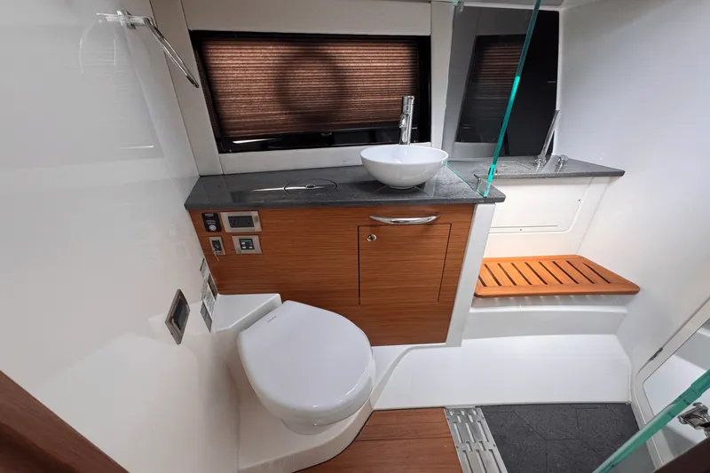 Slide: The Image of Boston Whaler 405 Conquest 2025 - 37