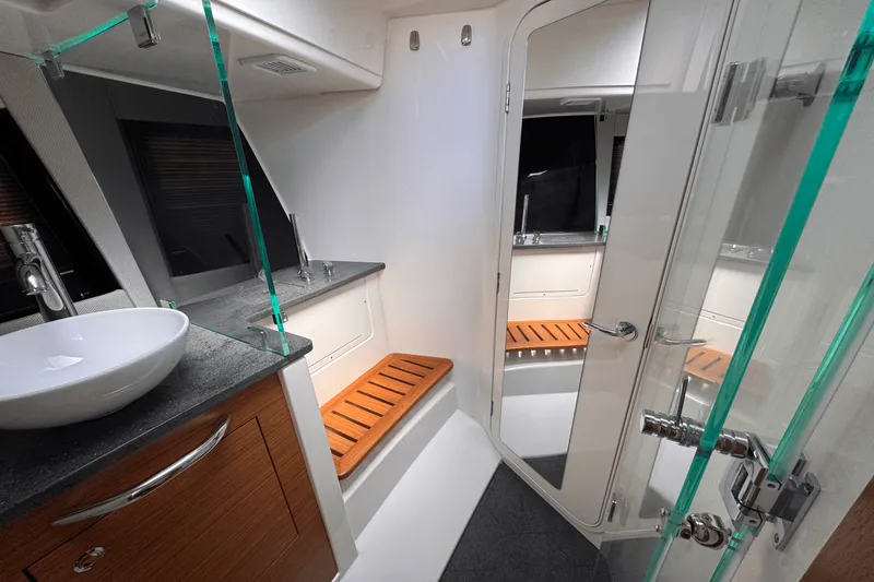 Slide: The Image of Boston Whaler 405 Conquest 2025 - 38