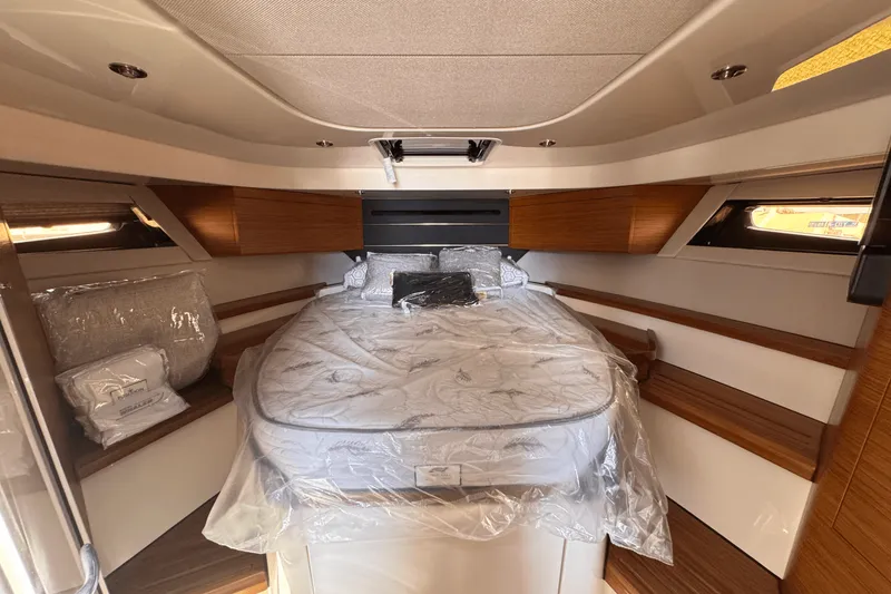 Slide: The Image of Boston Whaler 405 Conquest 2025 - 39