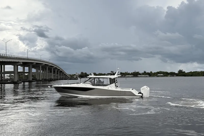 Slide: The Image of Boston Whaler 405 Conquest 2025 - 4