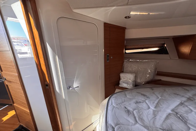 Slide: The Image of Boston Whaler 405 Conquest 2025 - 41