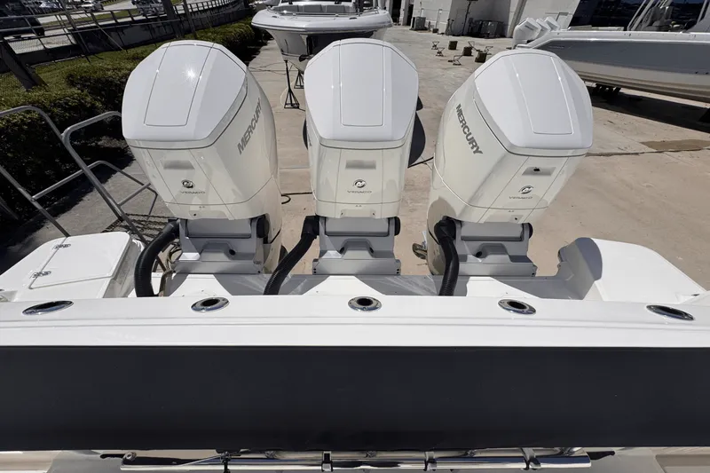 Slide: The Image of Boston Whaler 405 Conquest 2025 - 5