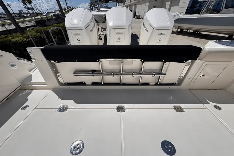 Slide: The Image of Boston Whaler 405 Conquest 2025 - 6