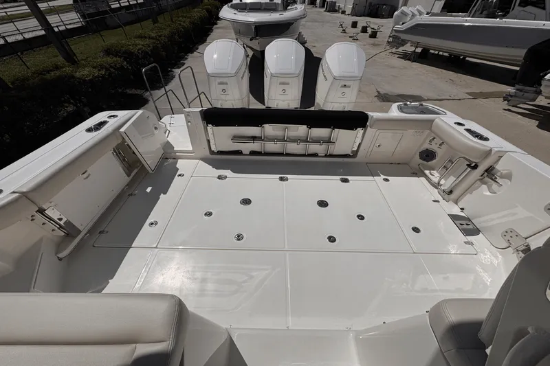 Slide: The Image of Boston Whaler 405 Conquest 2025 - 7