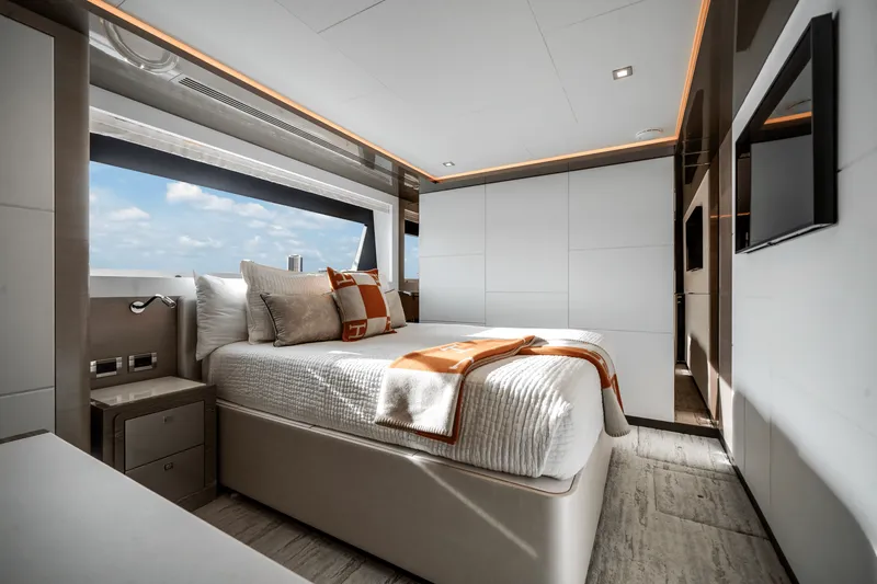 Slide: The Image of Ocean Alexander 30R 2022 - 17