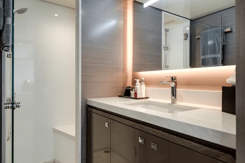 Slide: The Image of Ocean Alexander 30R 2022 - 20