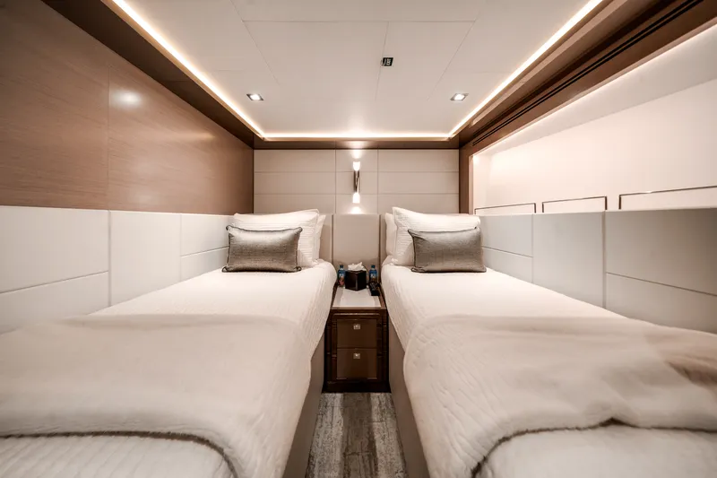 Slide: The Image of Ocean Alexander 30R 2022 - 27