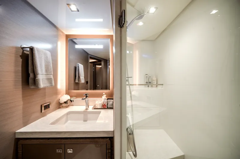 Slide: The Image of Ocean Alexander 30R 2022 - 30