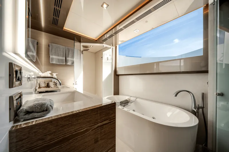 Slide: The Image of Ocean Alexander 30R 2022 - 45